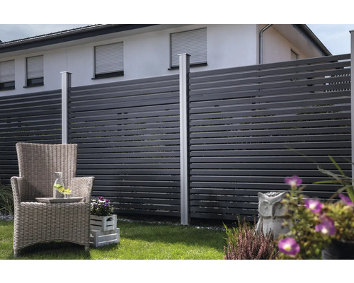 Jardin avec clôture d'intimité, fauteuil en osier et plantation