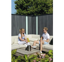 Scène avec un ensemble de salon, un barbecue de table et un écran d'intimité dans le jardin.