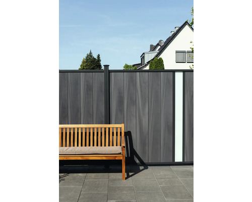 Jardin avec clôture en bois et banc en bois avec coussin