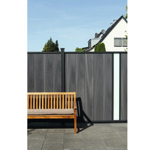 Banc de jardin devant un écran de confidentialité gris avec élément en verre