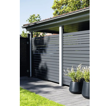 Brise-vue gris moderne avec des lamelles horizontales devant un abri de voiture