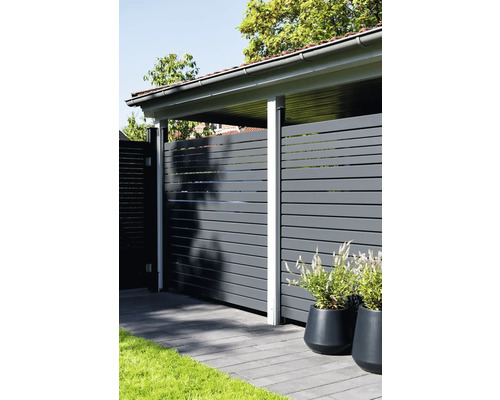 Brise-vue gris moderne avec des lamelles horizontales devant un abri de voiture