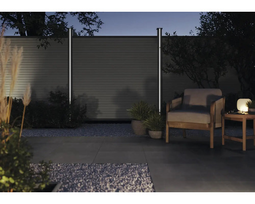 Garten mit Holzzaun und integrierter LED Beleuchtung, Sessel und Beistelltisch