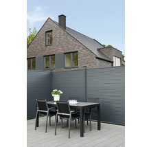 Ensemble de mobilier de jardin avec table et chaises sur une terrasse avec un écran d'intimité