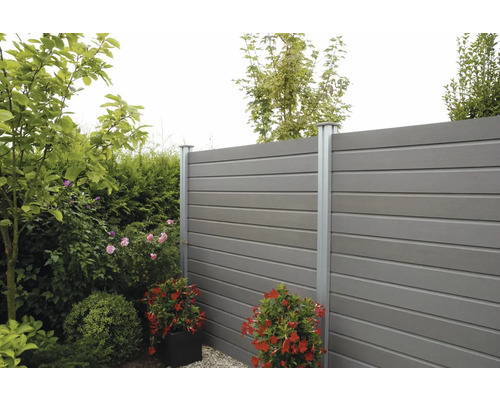 Brise-vue Osmo Multi-Fence Creativ 180 x 186 cm gris clair Scène de jardin avec clôture en éléments synthétiques et poteaux métalliques, entourée de plantes