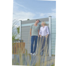 Scène avec une clôture de jardin et un couple