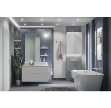 Salle de bains moderne avec lavabo, miroir, baignoire et éclairage