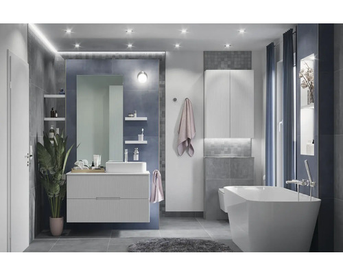 Salle de bains moderne avec lavabo, miroir, baignoire et éclairage