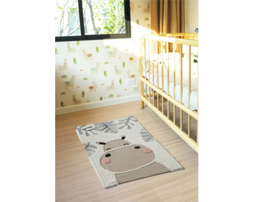 Kinderzimmer mit Teppich und Tiermotiv neben einem Kinderbett