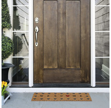 Fussmatte mit Willkommensgruss vor einer Haustür