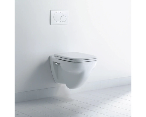 WC suspendu avec plaque de commande dans une salle de bains