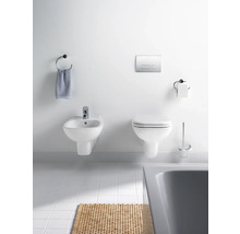 Salle de bains avec bidet, WC suspendu, plaque de commande, anneau porte-serviette, support papier toilette et baignoire