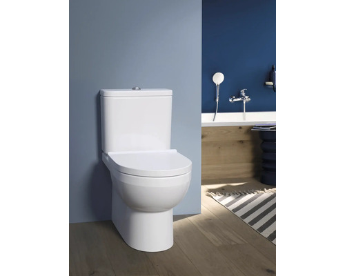 WC au sol blanc dans une salle de bain