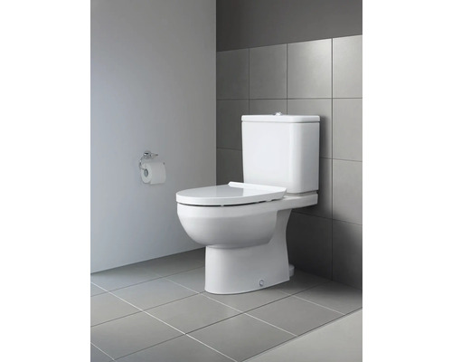 WC au sol dans une salle de bains carrelée