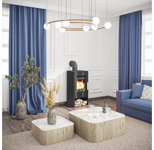 Salon avec poêle à bois, canapé et décoration