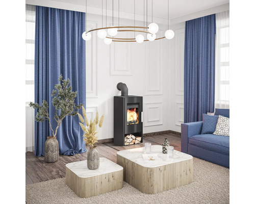 Salon avec poêle à bois, canapé et décoration