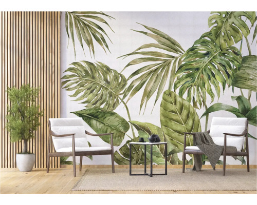 Intérieur décoratif avec une fresque murale de feuilles tropicales, des fauteuils et une table d'appoint.
