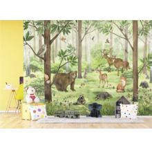 Papier peint avec motif d'animaux forestiers dans une chambre d'enfant