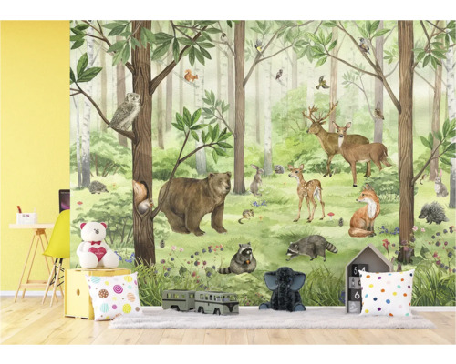 Papier peint avec motif d'animaux forestiers dans une chambre d'enfant