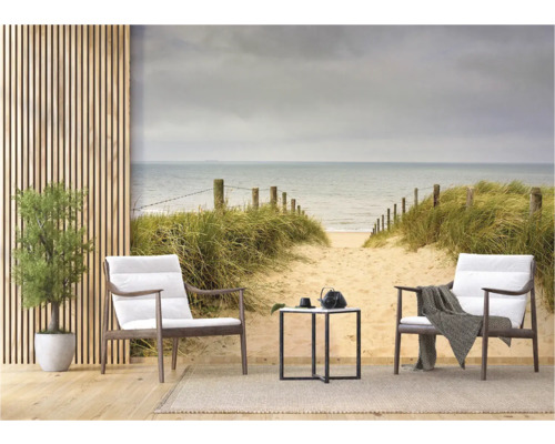 Scène d'intérieur décorative avec papier peint de plage, fauteuils et table d'appoint