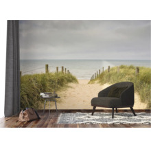 Intérieur avec papier peint photo motif plage, fauteuil et table d'appoint