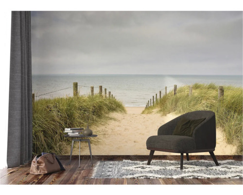 Intérieur avec papier peint photo motif plage, fauteuil et table d'appoint