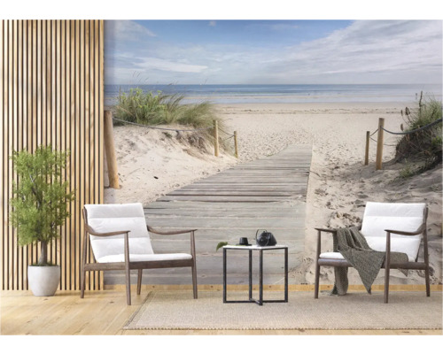 Papier peint photo avec motif de plage, passerelle en bois et vue sur la mer pour une ambiance détendue dans la pièce