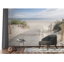 Pièce lumineuse avec papier peint de plage, fauteuil, tapis et table d'appoint
