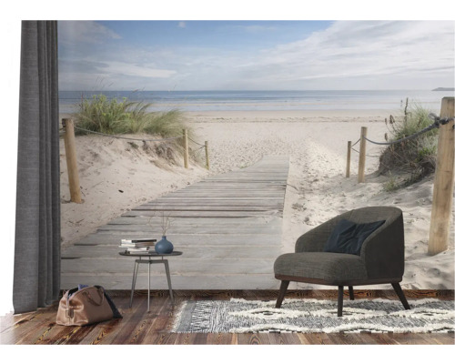 Pièce lumineuse avec papier peint de plage, fauteuil, tapis et table d'appoint