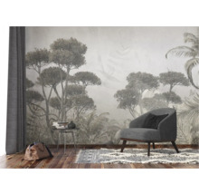 Wohnzimmer mit Sessel, Beistelltisch, Teppich und einer Tapete mit Baummotiv