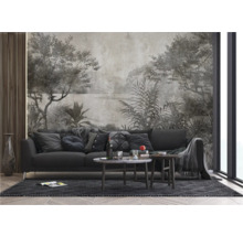 Salon avec canapé gris, table basse et revêtement mural à motif de paysage.