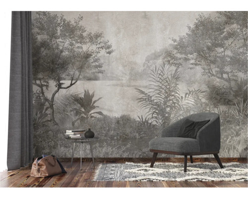 Scène avec un fauteuil, une table avec des livres et un sac devant un revêtement mural à motif jungle.