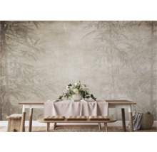 Mur avec motif de bambou, table et banc avec coussins dans une pièce lumineuse
