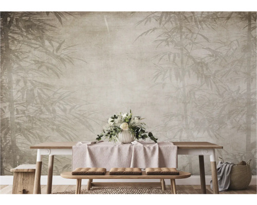 Mur avec motif de bambou, table et banc avec coussins dans une pièce lumineuse