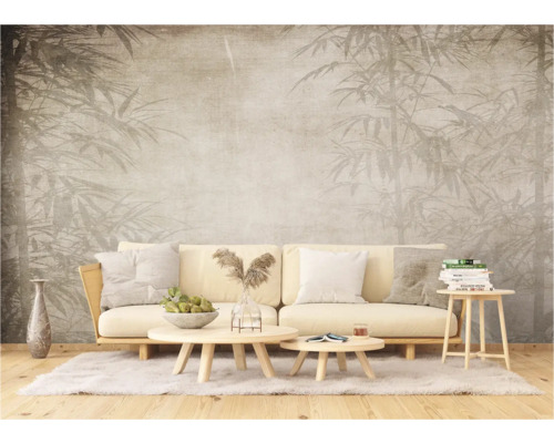 Salon avec canapé devant un mur avec un motif de bambous
