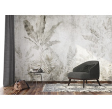 Salon avec papier peint à motifs, fauteuil et tapis