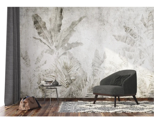 Salon avec papier peint à motifs, fauteuil et tapis