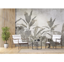 Salon avec papier peint photo, deux chaises et table d'appoint