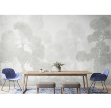 Salle à manger avec table en bois, chaises et papier peint forêt pour une atmosphère lumineuse