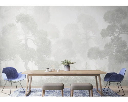 Salle à manger avec table en bois, chaises et papier peint forêt pour une atmosphère lumineuse