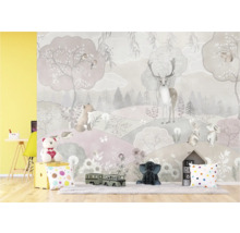 Scène avec un papier peint de forêt dans une chambre d'enfant, décorée d'un ours en peluche, de coussins et de jouets