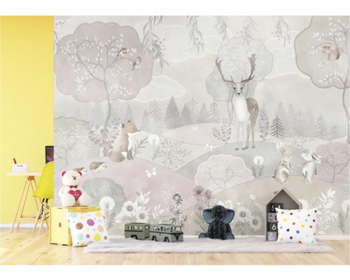 Scène avec un papier peint de forêt dans une chambre d'enfant, décorée d'un ours en peluche, de coussins et de jouets