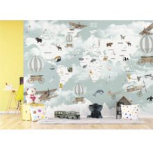 Chambre d'enfant avec papier peint carte du monde représentant des avions et des animaux