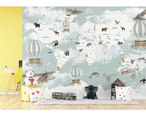 Chambre d'enfant avec papier peint carte du monde représentant des avions et des animaux