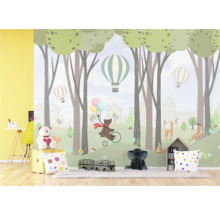 Chambre d'enfant avec papier peint forêt, ours à vélo et ballons
