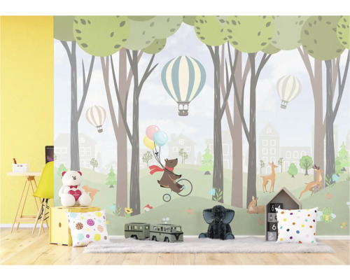 Chambre d'enfant avec papier peint forêt, ours à vélo et ballons