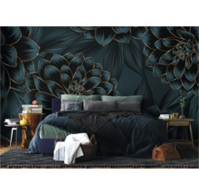 Chambre avec papier peint à motifs floraux et lit
