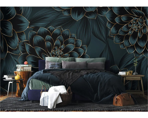 Chambre avec papier peint à motifs floraux et lit