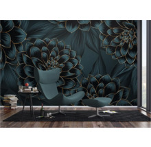 Salon avec papier peint à motif floral, fauteuil et table d'appoint