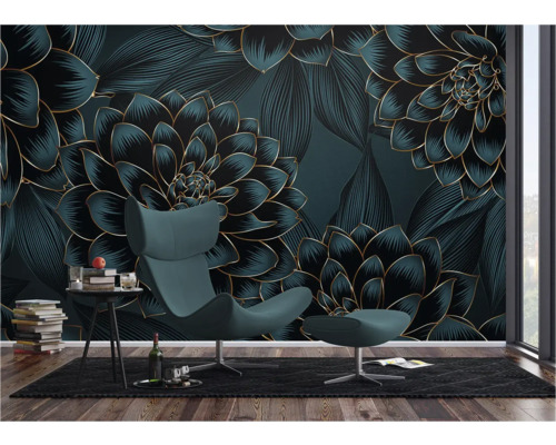 Salon avec papier peint à motif floral, fauteuil et table d'appoint